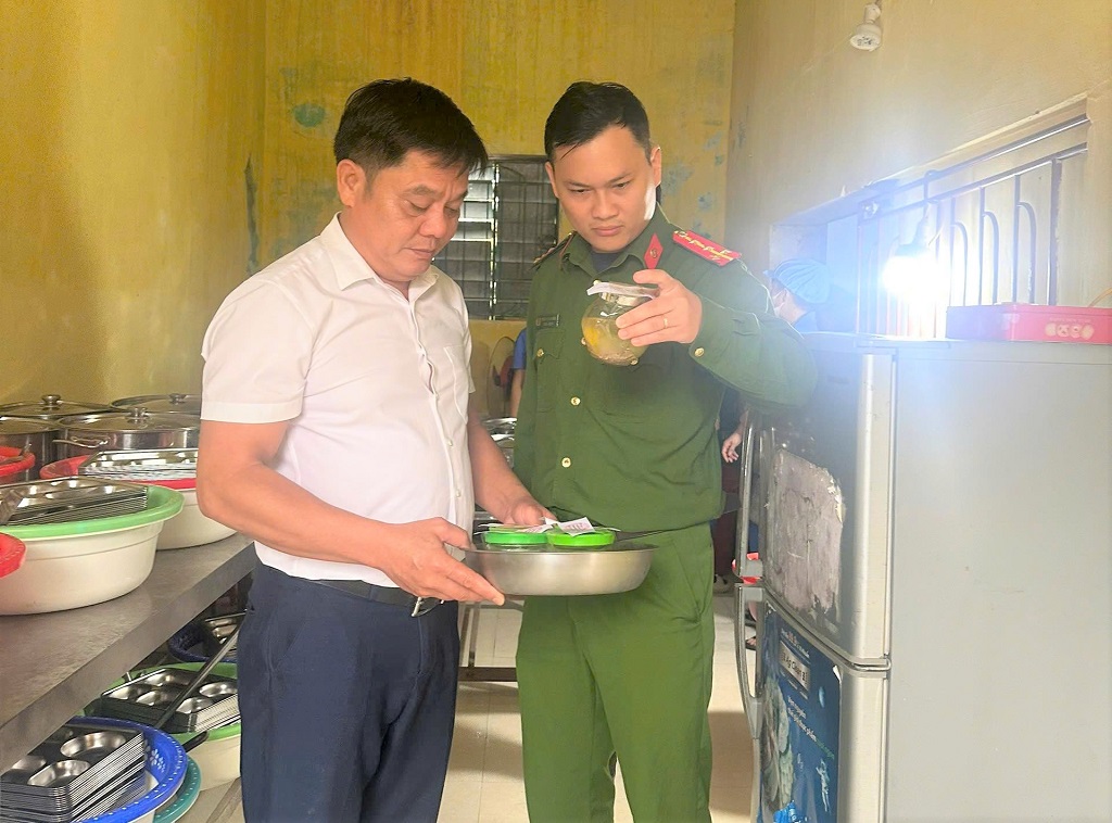 Công an xã Trung Lộc tăng cường kiểm tra vệ sinh an toàn thực phẩm 