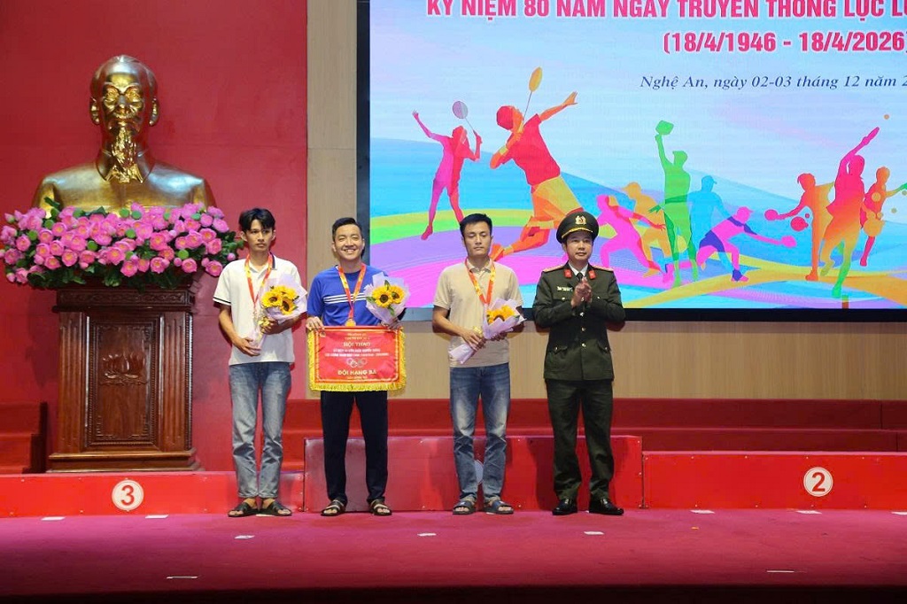 Các đồng chí Trưởng Phòng Tổ chức cán bộ, Trưởng Phòng Tham  mưu Công an tỉnh Nghệ An trao giải cho các vận động viên