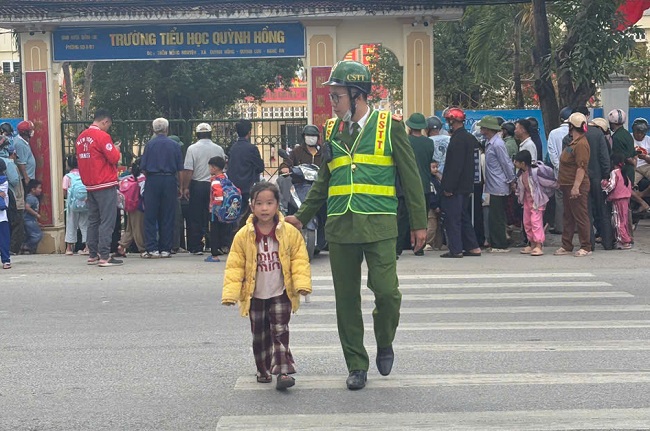 Công an xã hỗ trợ các em học sinh qua đường sau mỗi giờ tan học