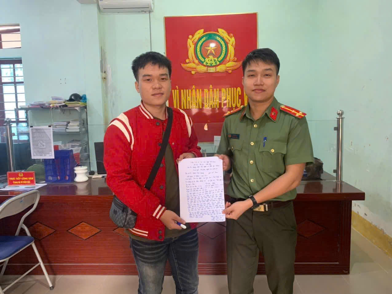 Một trong số những thanh niên ở xã Yên Na viết đơn tình nguyện tham gia nghĩa vụ Công an 