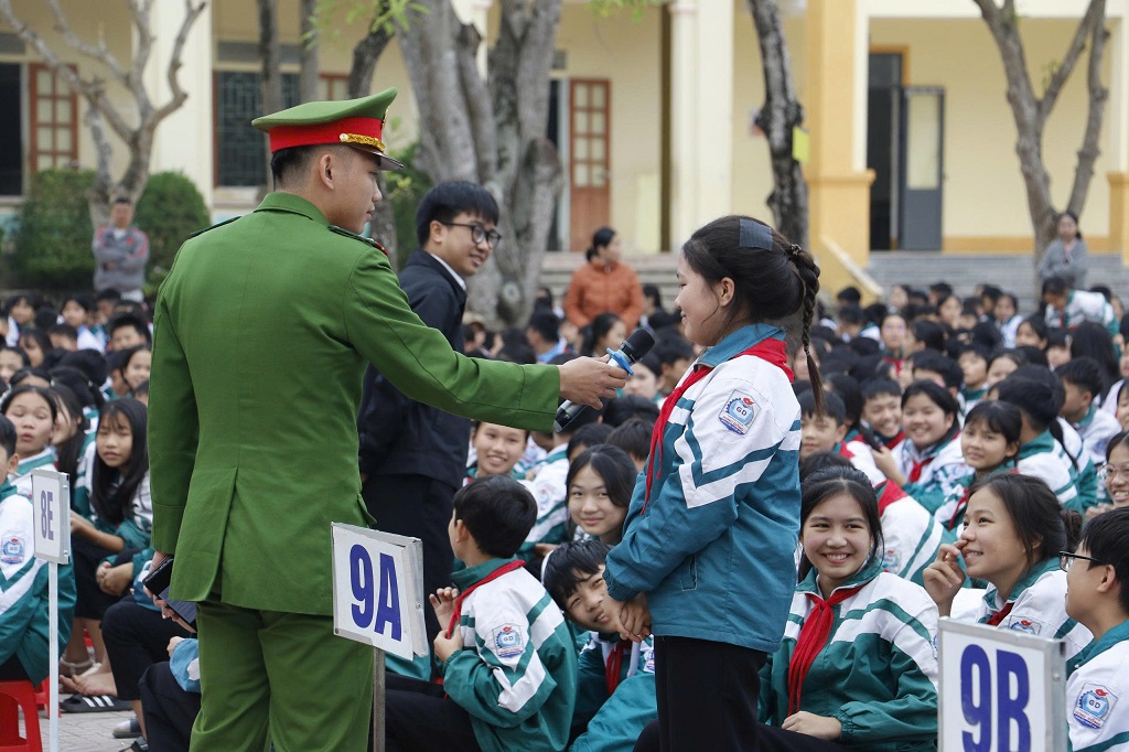 Tại buổi tuyên truyền, học sinh được phổ biến quy định pháp luật về trật tự an toàn giao thông; thủ đoạn của tội phạm trên không gian mạng và biện pháp phòng ngừa