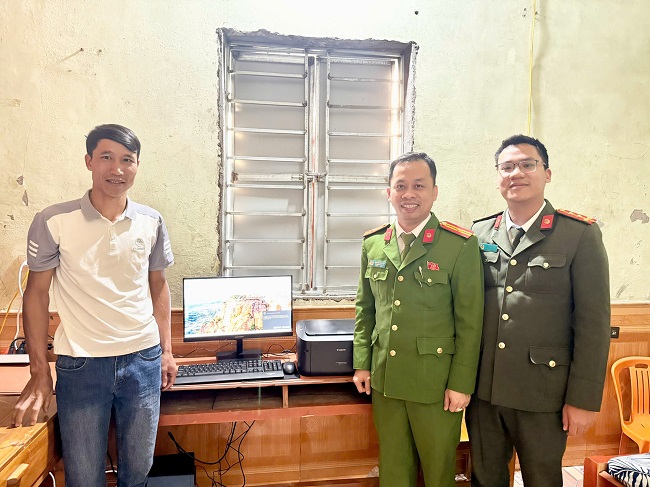 Công an xã bàn giao bộ máy vi tính, máy in cho đại diện chi bộ thôn Thạch Sơn 5