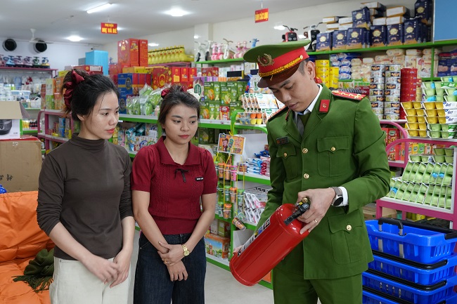 Công an xã tăng cường tập huấn kĩ năng PCCC cho các cơ sở kinh doanh trên địa bàn