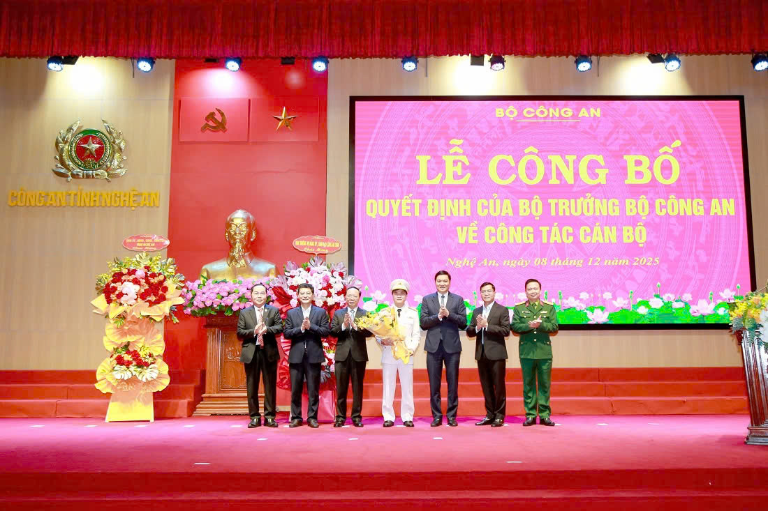 Các đồng chí trong Ban Thường vụ Tỉnh ủy và lãnh đạo các ban, sở, ngành chúc mừng đồng chí Thượng tá Phạm Thành Long