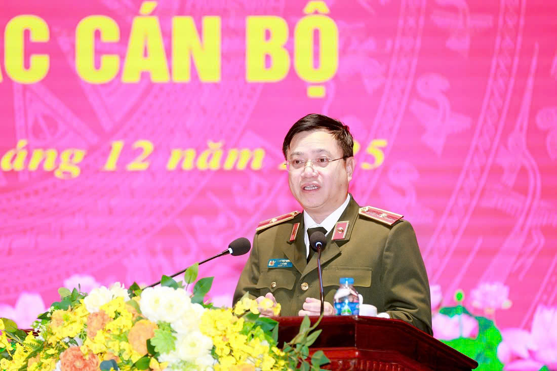Đồng chí Thiếu tướng Đinh Việt Dũng, Ủy viên Ban Thường vụ Tỉnh ủy, Bí thư Đảng ủy ,Giám đốc Công an tỉnh phát biểu tại buổi lễ 