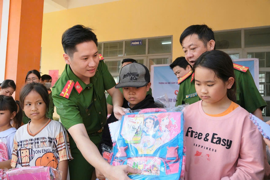 Những tập vở, đồ dùng học tập được trao tận tay các em học sinh