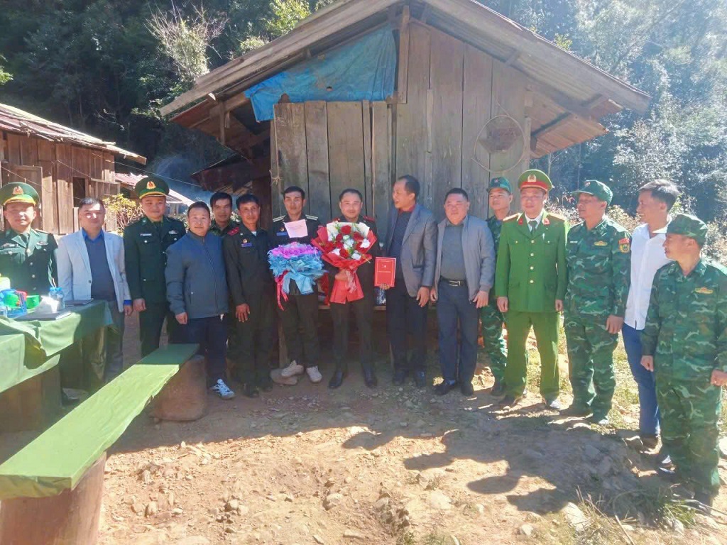  Công an xã Na Ngoi tham gia cùng Đoàn công tác UBND xã thăm, tặng quà và chúc mừng cán bộ, chiến sĩ Bộ đội Biên phòng Lào tại Chốt L10 