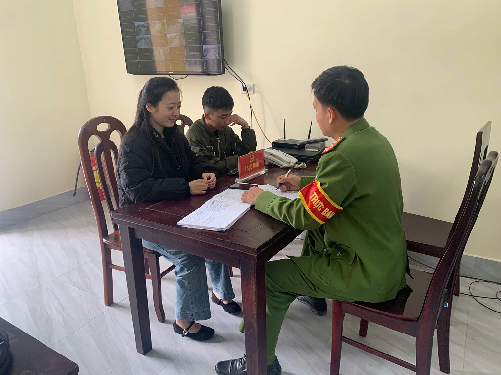 Công an xã Hưng Nguyên Nam xác minh, trao trả tài sản cho chị An
