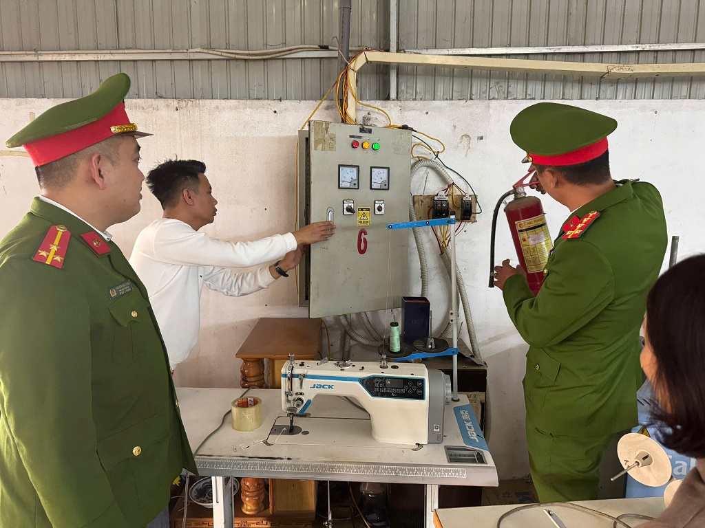 Lực lượng Công an kiểm tra, hướng dẫn về công tác PCCC tại một cơ sở kinh doanh
