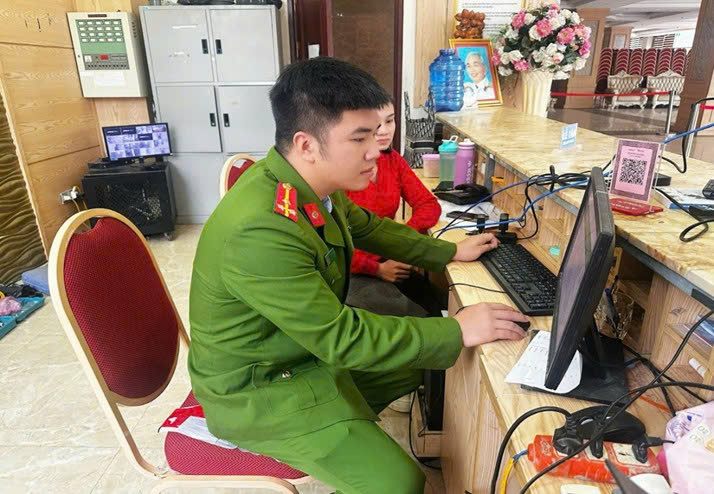 Công an phường Cửa Lò, kiểm tra, hướng dẫn cơ sở lưu trú khai báo tạm trú cho người nước ngoài trên mạng internet