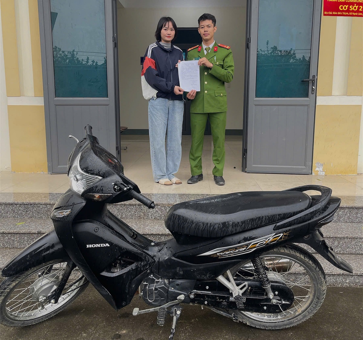 Công an xã Hạnh Lâm trao trả tài sản cho chị Giang