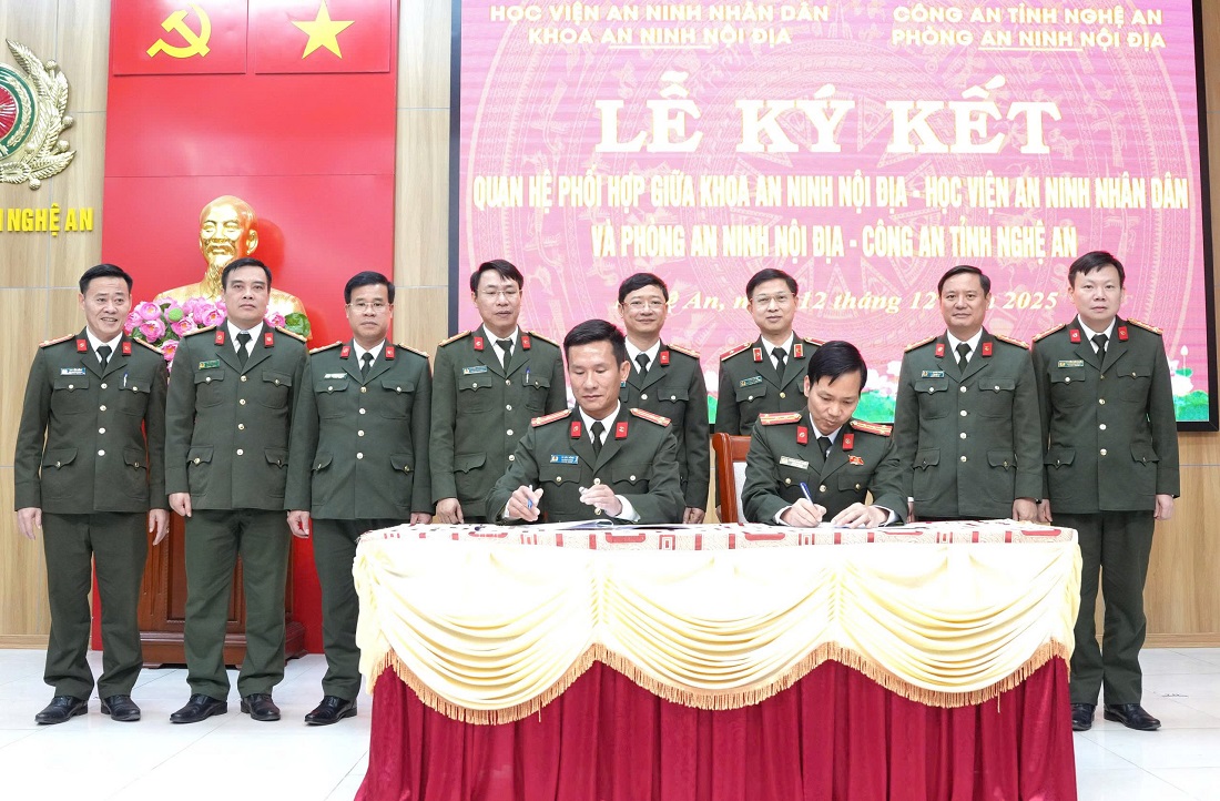 Đồng chí Thiếu tướng, PGS.TS Trần Anh Vũ, Phó Giám đốc Học viện ANND  và Đại tá Trần Ngọc Tuấn, Ủy viên Ban thường vụ Đảng ủy – Phó Giám đốc Công an tỉnh cùng các đại biểu chứng kiến ký kết bản cam kết quan hệ phối hợp