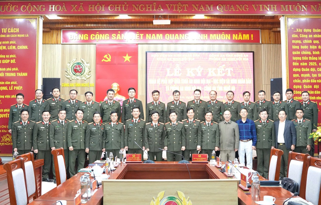 Đại biểu chụp hình lưu niệm sau buổi lễ ký kết