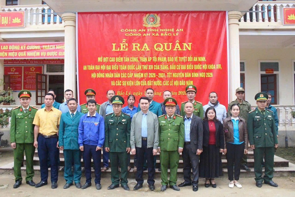 Các đại biểu tham dự buổi lễ ra quân