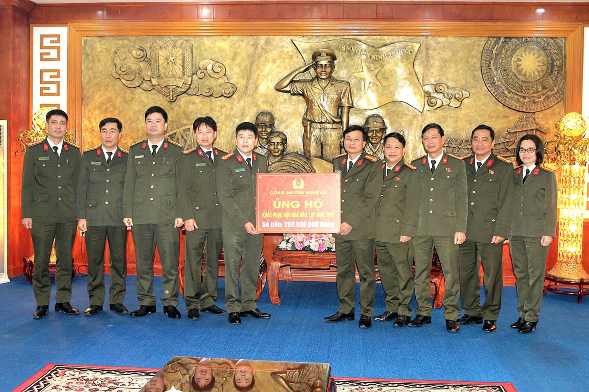 Đoàn công tác Công an tỉnh Nghệ An trao quà ủng hộ CBCS Công an thành phố Huế