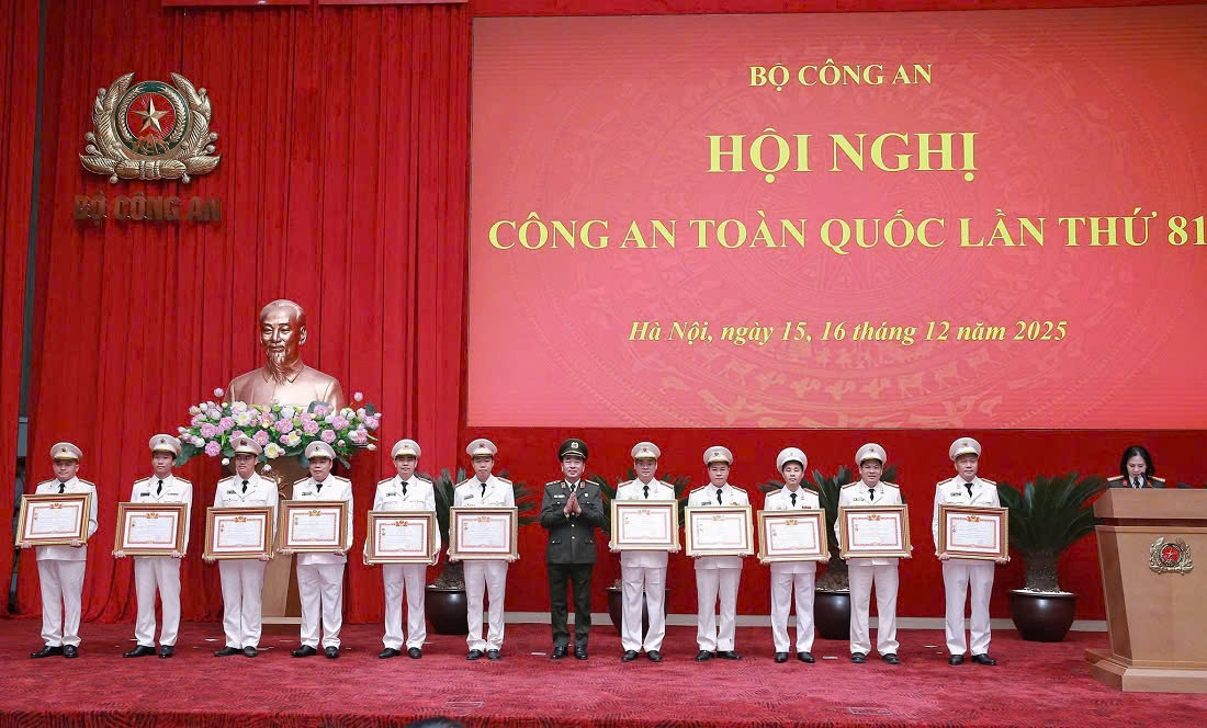 Đồng chí Thượng tá Trần Đức Thân, Trưởng phòng Cảnh sát Hình sự Công an tỉnh Nghệ An vinh dự được trao tặng Chiến sĩ thi đua toàn quốc (thứ 2, từ trái sang)
