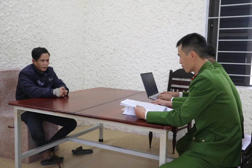 Cơ quan Công an lấy lời khai đối tượng Vi Văn Nhập