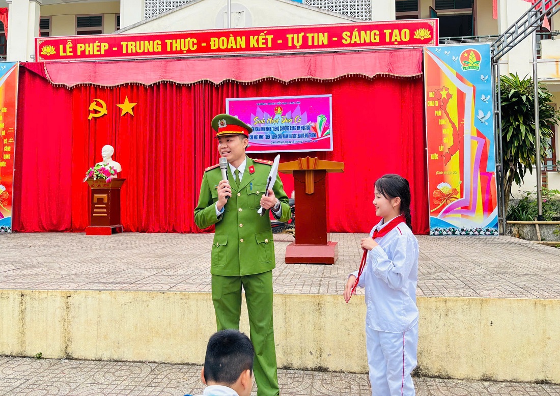 Cán bộ Công an xã tuyên truyền nhiều kiến thức bổ ích cho các em học sinh 