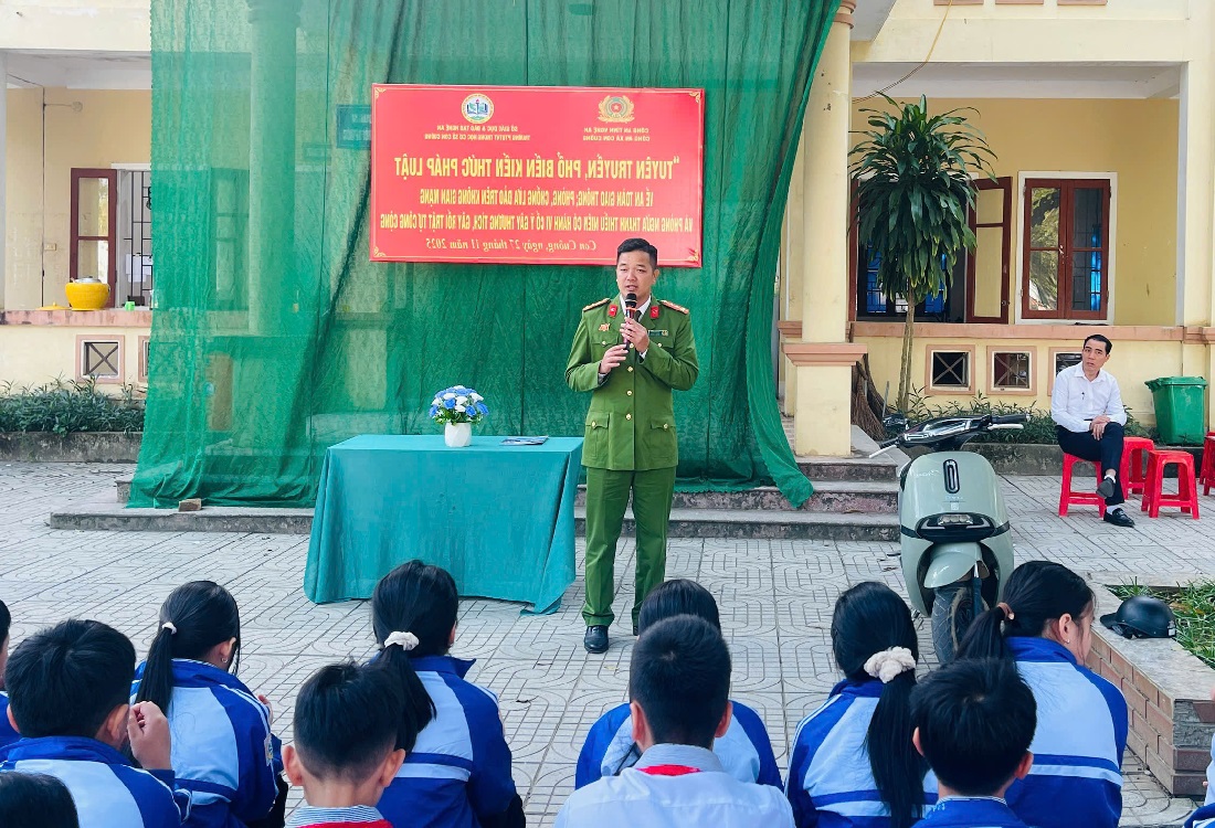 Phòng Cảnh sát giao thông và Công an xã Con Cuông truyền đạt nhiều nội dung bổ ích đến các em học sinh