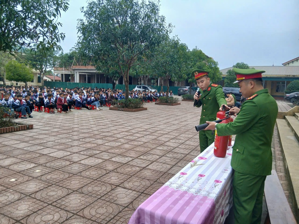 Công an xã Hưng Nguyên Nam tuyên truyền pháp luật về an toàn giao thông, phòng chống bạo lực học đường, phòng cháy, chữa cháy, pháo nổ cho học sinh