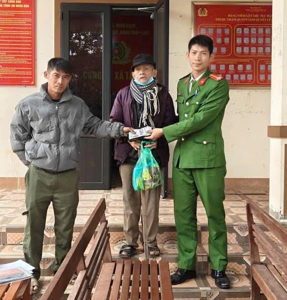 Công an xã Tân An trao trả đầy đủ tài sản bị đánh rơi cho gia đình ông Mạc