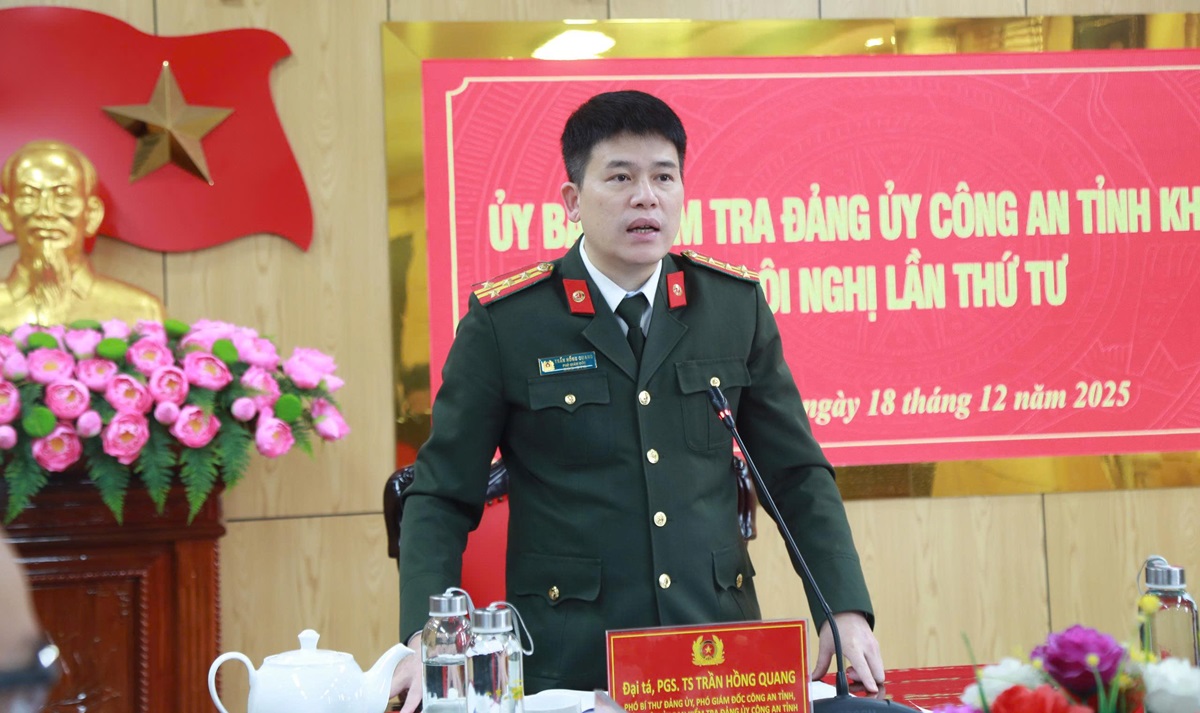 Đồng chí Đại tá Trần Hồng Quang, Phó Bí thư Đảng ủy, Phó Giám đốc, Chủ nhiệm UBKT Đảng ủy Công an tỉnh phát biểu kết luận Hội nghị