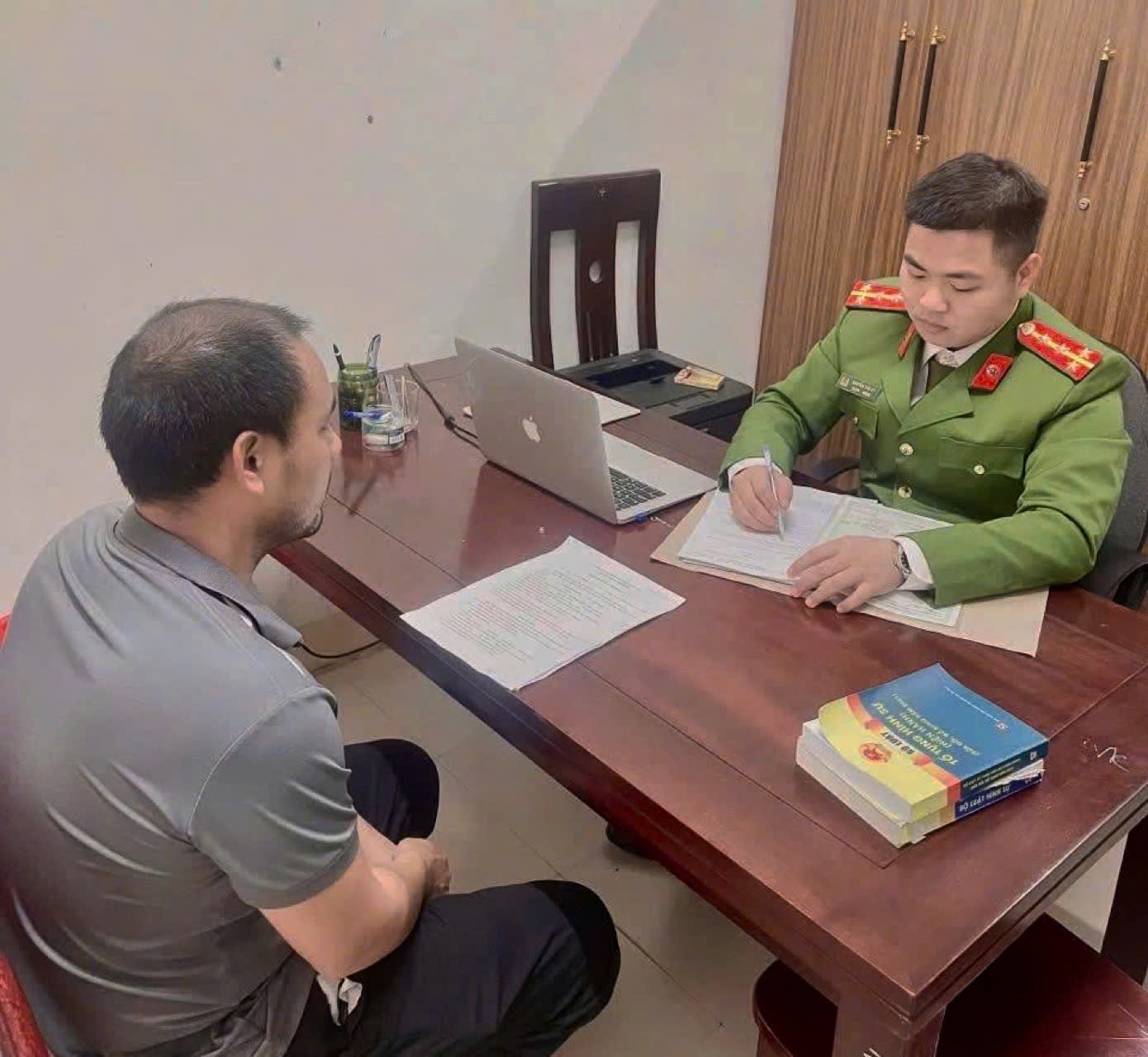 Đối tượng Nguyễn Văn Thông  tại cơ quan Công an