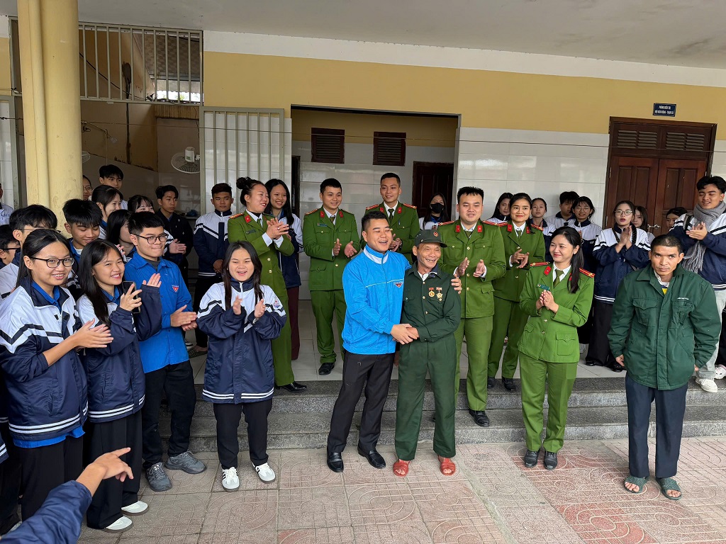 Thế hệ trẻ nghe những câu chuyện đời, chuyện lính của các bác thương binh kể lại 