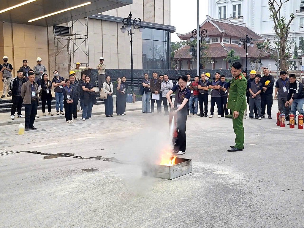 Tuyên truyền, bồi dưỡng nghiệp vụ PCCC và CNCH cho lực lượng PCCC cơ sở tại TTTM VinCom, phường Thành Vinh, tỉnh Nghệ An