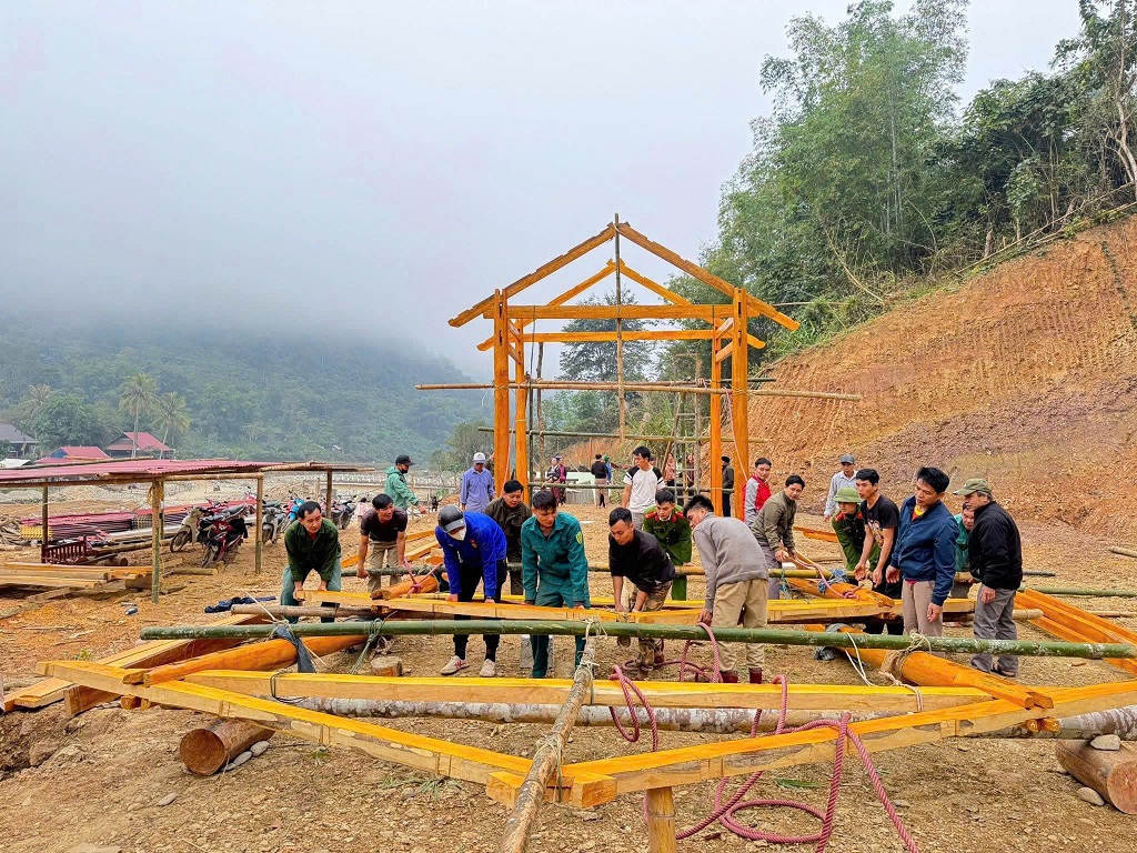 Công an xã Nhôn Mai đồng hành cùng các tổ chức, đoàn thể giúp dân dựng lại nhà sau thiên tai
