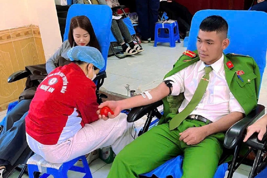 Cán bộ, chiến sĩ Công an xã Bắc Lý tham gia hiến máu