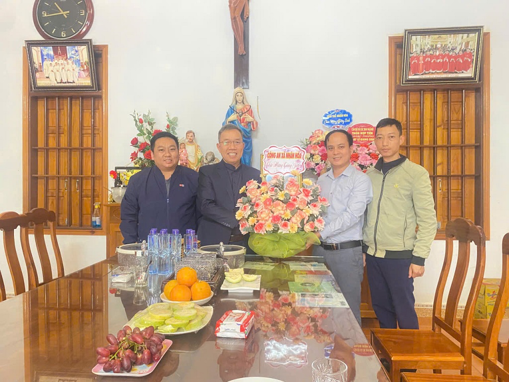 Công an xã Nhân Hòa chúc mừng bà và tặng quà tại Giáo xứ, Giáo họ nhân dịp Lễ Giáng sinh năm 2025
