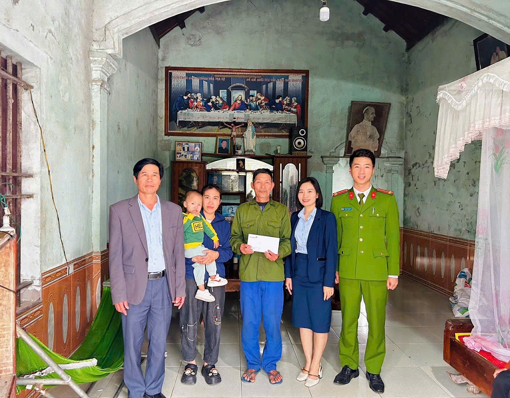 Công an xã Quỳnh Lưu trao nhiều suất quà tới gia đình giáo dân có hoàn cảnh khó khăn
