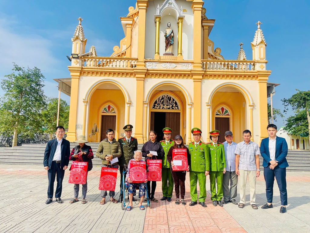 Nhiều phần quà được trao tặng tới bà con giáo dân có hoàn cảnh khó khăn