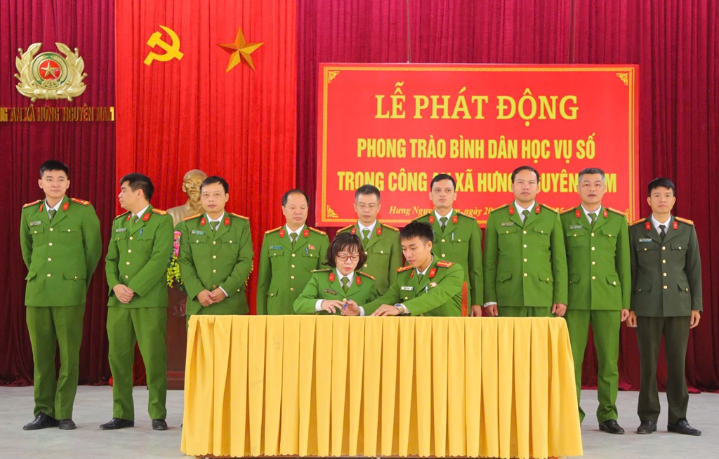 Công an xã Hưng Nguyên Nam ký cam kết thi đua thực hiện hiệu quả phong trào