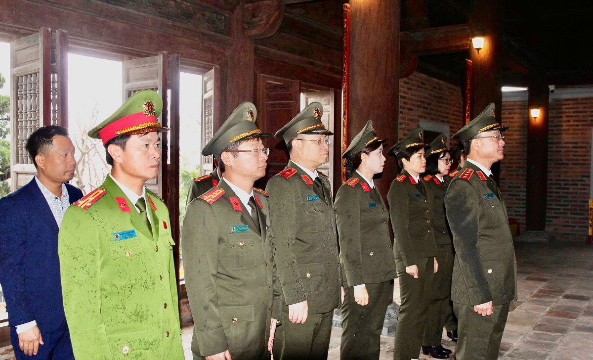 Đại biểu bày tỏ lòng tri ân sâu sắc đối với đấng sinh thành, anh chị em ruột và những người thân trong gia tộc của Người