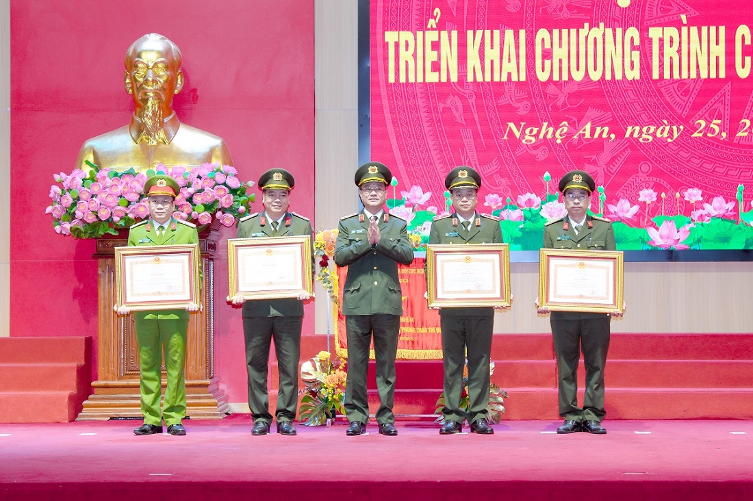 Đồng chí Thứ trưởng Phạm Thế Tùng trao Bằng khen của Thủ tướng Chính phủ cho 04 cá nhân