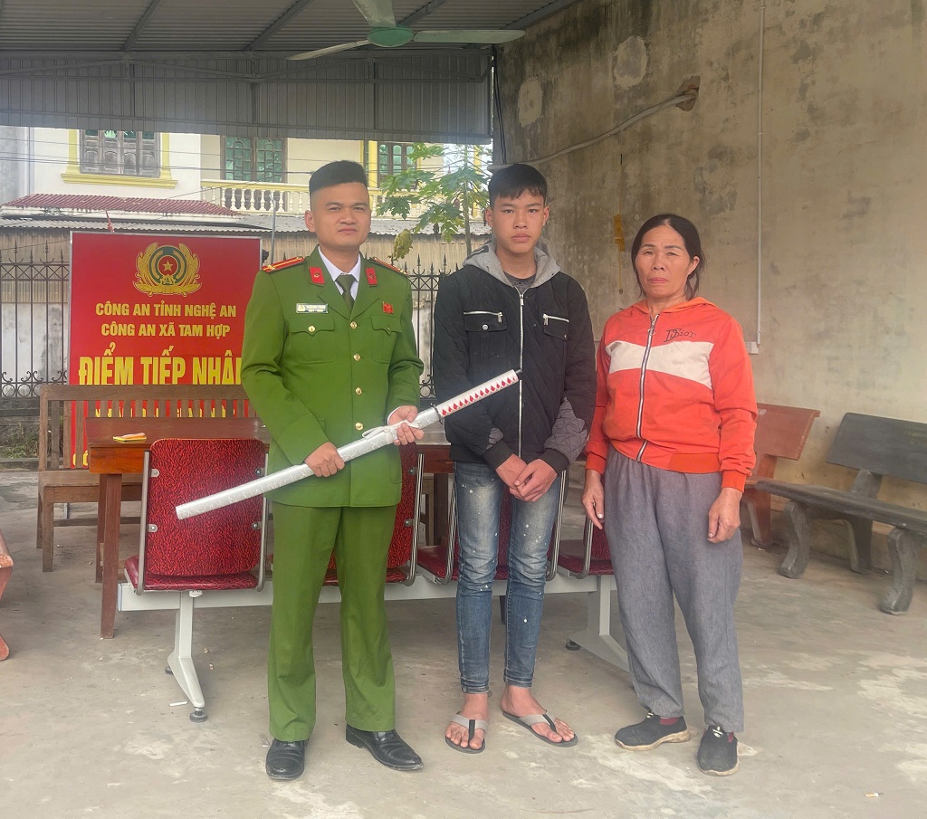 Phụ huynh cùng con trai giao nộp cho Công an xã vũ khí nguy hiểm