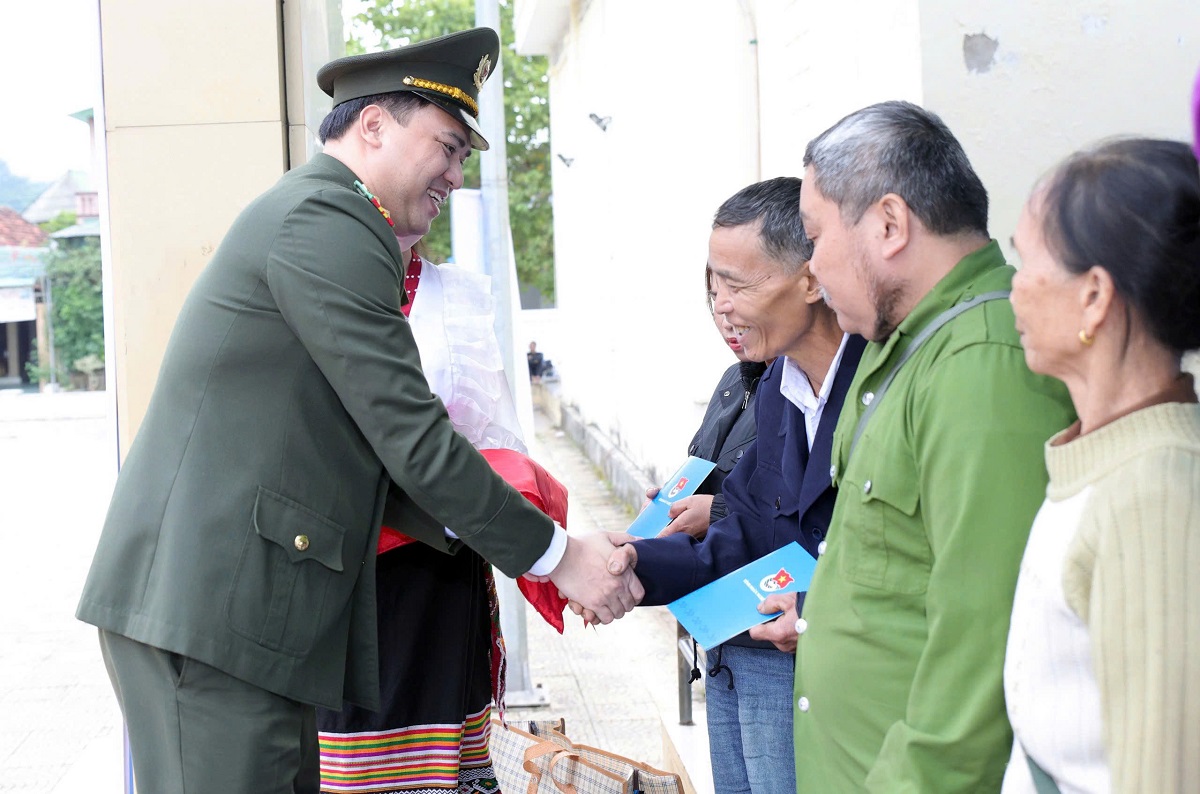 Thượng tá Đồng Đức Vũ - Ủy viên Ban Thường vụ Trung ương Đoàn, Trưởng ban Thanh niên Công an nhân dân trao quà 