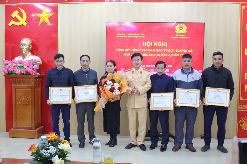 Thừa ủy quyền Giám đốc Công an tỉnh Nghệ An, đồng chí Thượng tá Ngô Sỹ Hà, Phó trưởng Phòng Cảnh sát giao thông công an tỉnh trao giấy khen cho các tập thể, cá nhân vì đã có thành tích xuất sắc trong công tác đảm bảo an ninh trật tự, an toàn giao thông trên địa bàn.