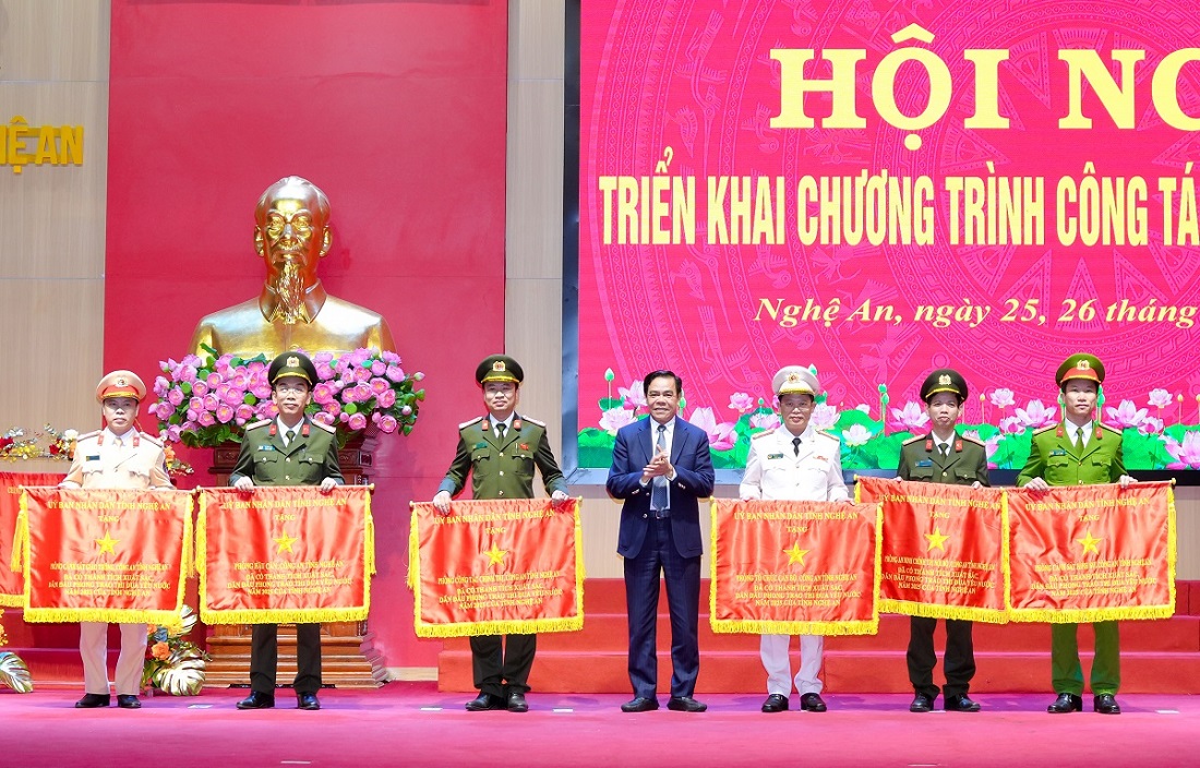 Tại Hội nghị triển khai chương trình công tác Công an năm 2026 của Công an tỉnh, đồng chí Võ Trọng Hải, Chủ tịch UBND tỉnh trao Cờ thi đua xuất sắc của UBND tỉnh cho Phòng Cảnh sát hình sự (ngoài cùng bên phải)