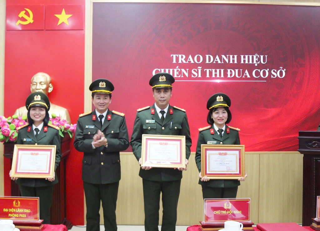 Trao thưởng cho cá nhân có thành tích xuất sắc trong công tác năm 2025