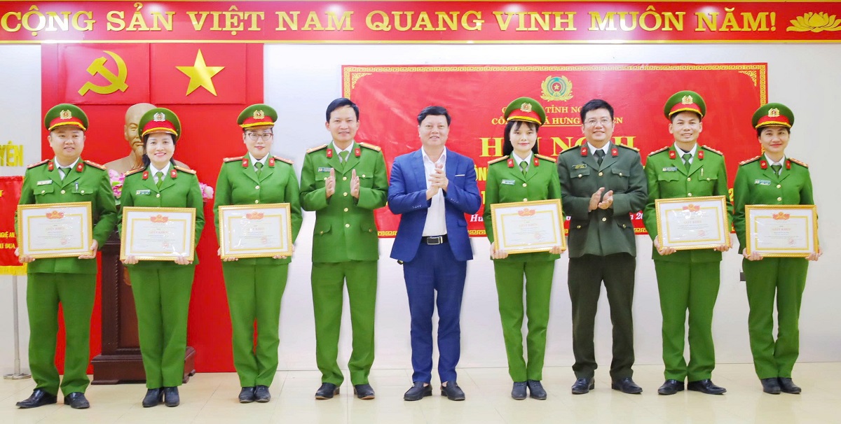 UBND xã Hưng Nguyên trao Giấy khen tặng tập thể, cá nhân có thành tích xuất sắc trong công tác CCHC năm 2025