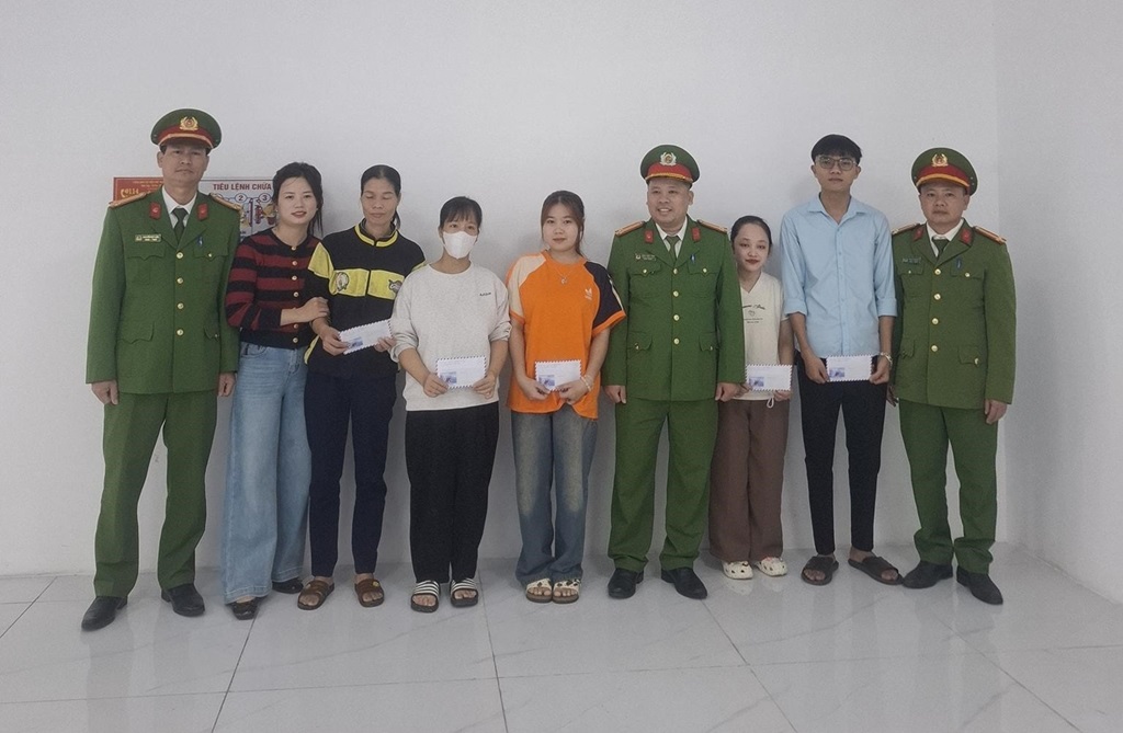 Công an xã Trung Lộc và Công ty TNHH Giai Âm trao tặng quà tới công nhân của Công ty