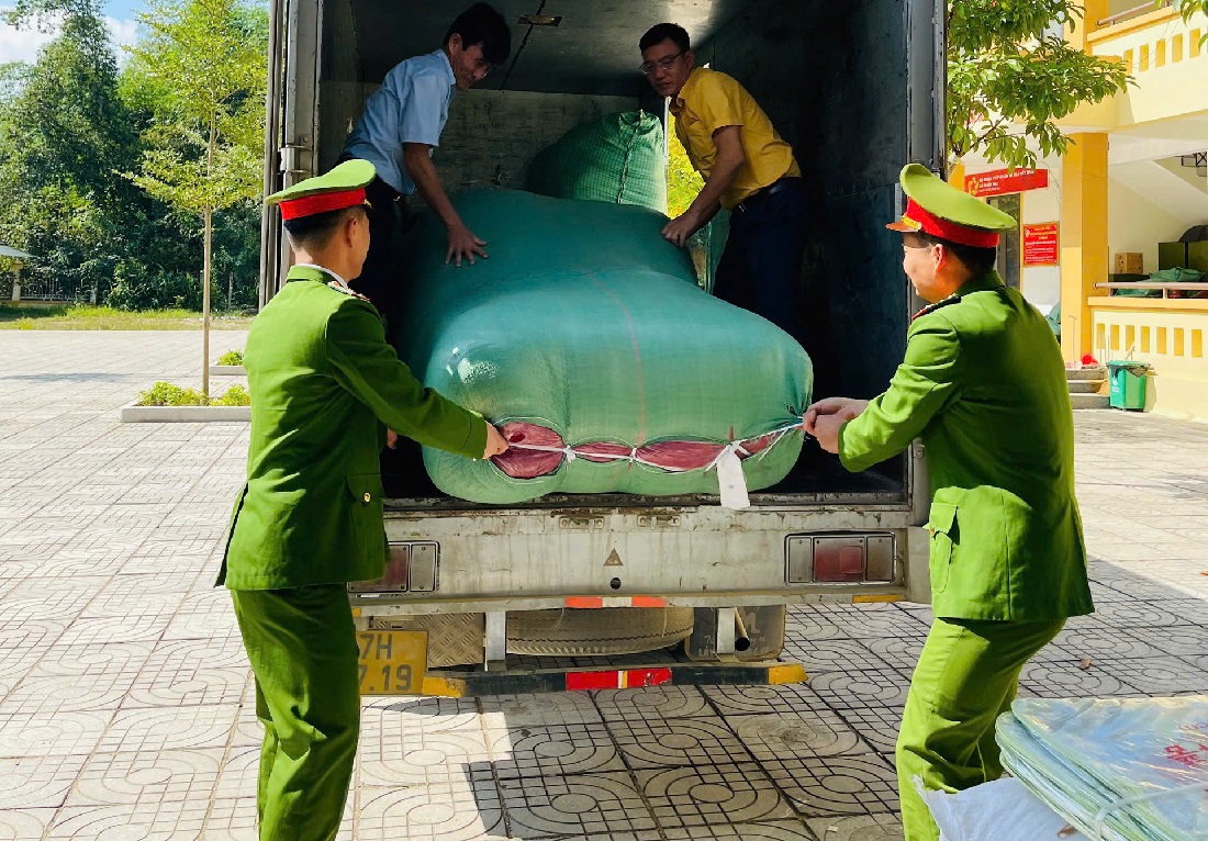 Công an xã phối hợp phân loại hàng hóa