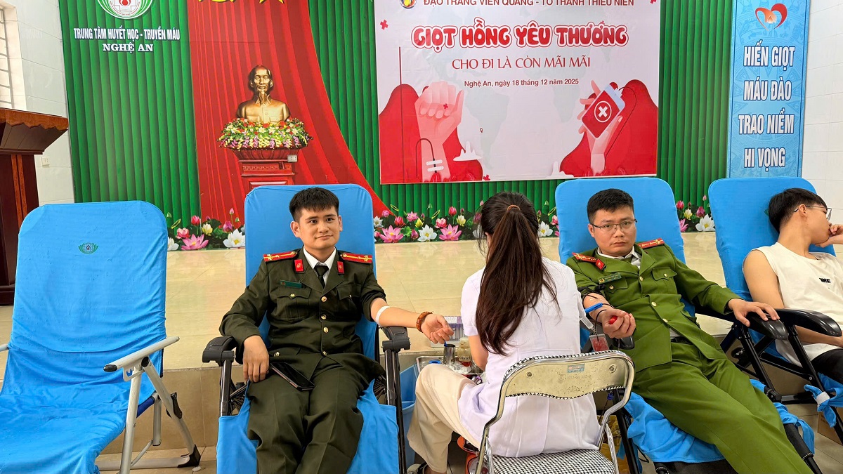 Công an xã Thiên Nhẫn kịp thời hiến máu cứu người 