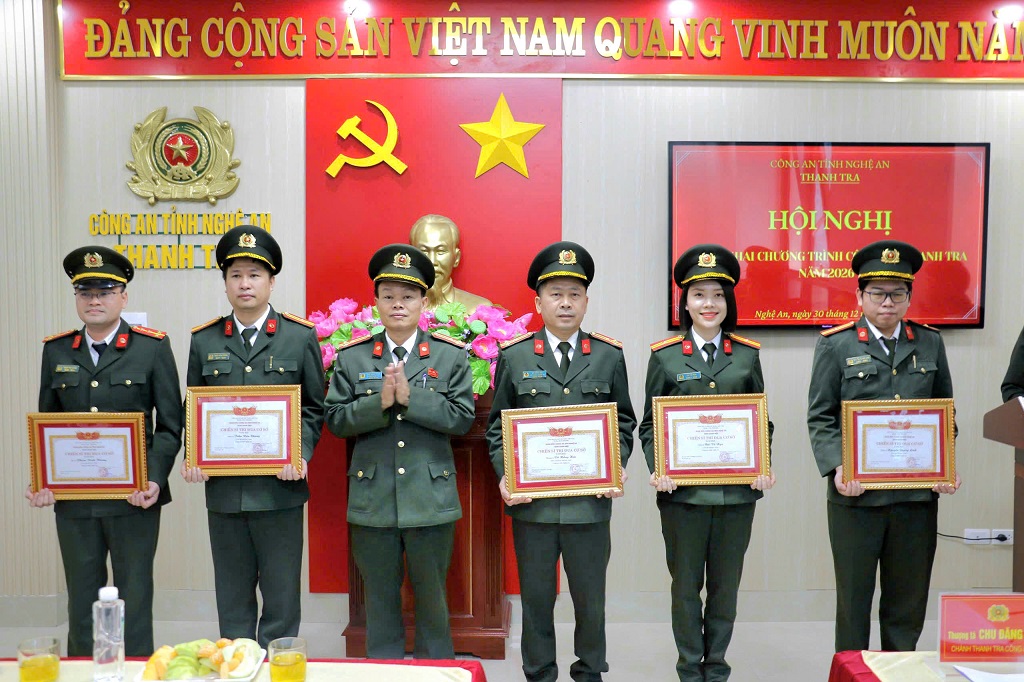 Khen thưởng tập thể, cá nhân có thành tích xuất sắc