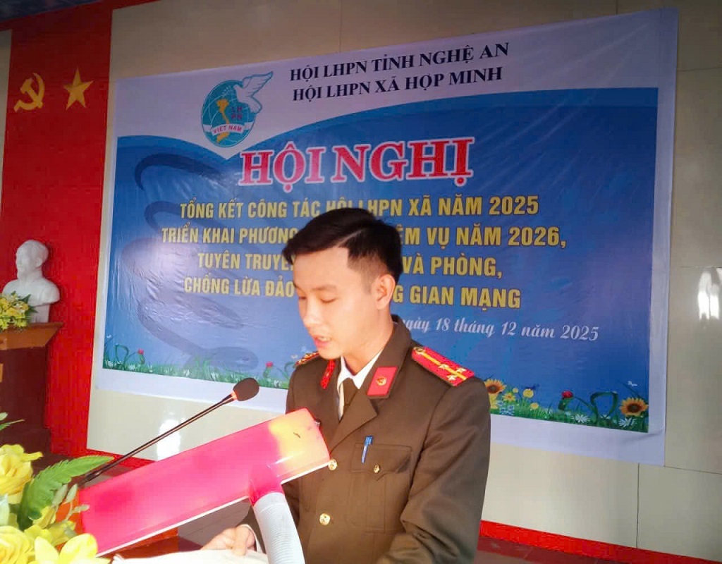 Công an xã tuyên truyền tại Hội nghị