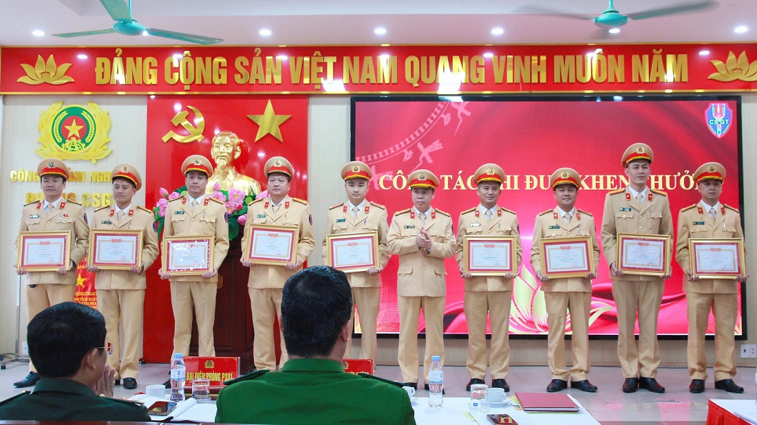 Đồng chí Thượng tá Lê Thanh Nghị, Trưởng phòng CSGT trao danh hiệu “Chiến sĩ thi đua cơ sở” cho các cá nhân