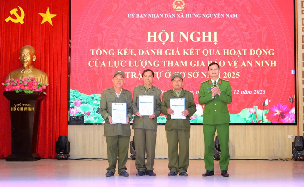 Khen thưởng tập thể, cá nhân có thành tích xuất sắc trong thực hiện phong trào thi đua đặc biệt của lực lượng tham gia bảo vệ an ninh, trật tự ở cơ sở 